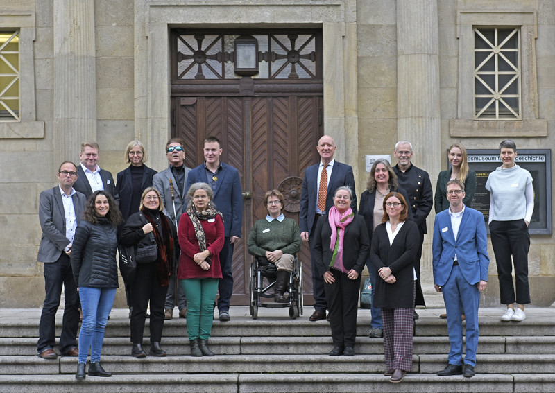 Gruppenfoto vor dem Landesmuseum für Vorgeschichte am Tagungstag 13.11.2024